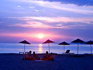 Der Sonnenuntergang im sandigen Strand von Plakias