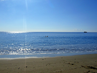 Winter Holidays in Crete - Damnony beach: enjoy swimming on a sunny Winter day