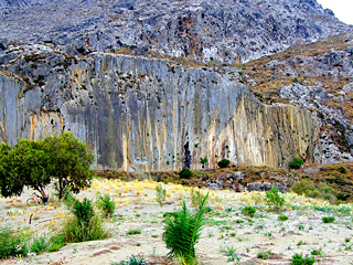 Paligremnos - Felsenhöhlen & Klippen in Plakias, Kreta